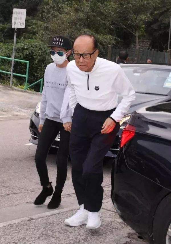 kaiyun体育官方网站李嘉诚罕露面被围观西装革履但身形佝偻大不如从前老得不敢认(图4)