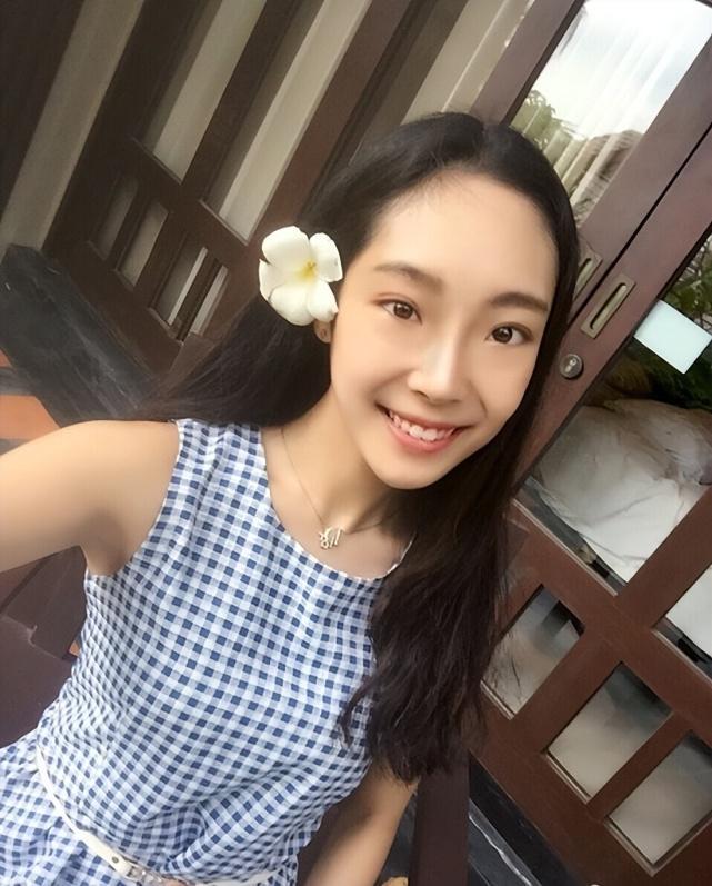 kaiyun体育官方网站“贾宝玉”为女儿庆生！爱女打扮高贵容貌差远了可惜爸爸高颜(图6)